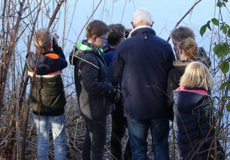 Jeugdnatuurclub wijkt uit van de Hooidijk naar het Kristalbad