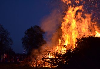 Geweld tegen hulpverleners bij illegaal paasvuur in Twente