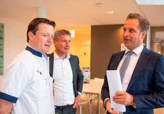 Minister Hugo de Jonge bij ZGT in gesprek over bredere problematiek ‘100-dagen-patiënt’