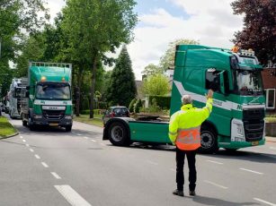 Truckrun Twente ‘dendert’ met veel plezier door Ootmarsum