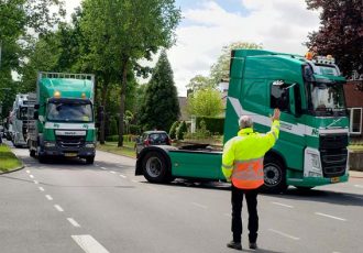 Truckrun Twente ‘dendert’ met veel plezier door Ootmarsum