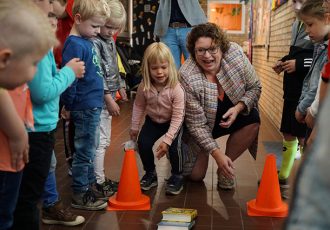 Opening bibliotheek op school in Tilligte