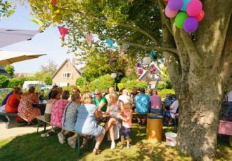 Buurtbewoners ontwerpen én bouwen zelf hun nieuwe ontmoetingsplek en speelveld