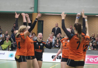 Dames 1 Springendal Set-Up ’65 vermaakt het publiek en pakt de eerste winst