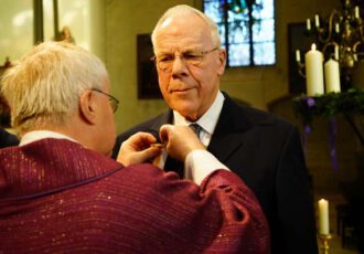 Henk Elferink onderscheiden met Pro Ecclesia et Pontifice aan de heer H.B.J. Elferink