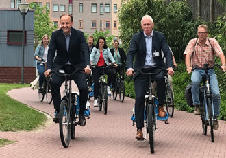 Deelnemers Fietsmaatjes fietsen ruim vier keer op en neer naar de maan