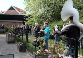 Harmonie Caecilia geeft ‘Corona’Koningsdag mini concert bij Franciscus