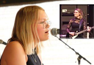 Muziek met Fenne en Imke Toenink in de binnenstad van Ootmarsum