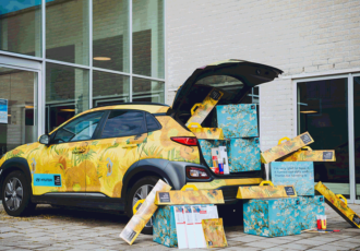 Hyundai en Van Gogh Museum verrassen kwetsbare ouderen met workshop schilderen