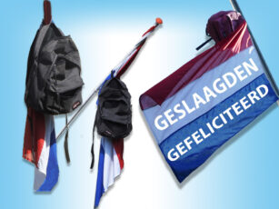 De vlag uit voor de geslaagden