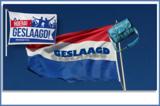 De vlag uit voor de geslaagden