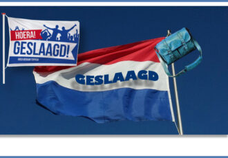 De vlag uit voor de geslaagden