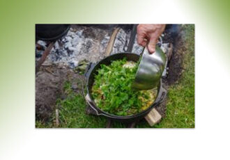 Koken op het kampvuur met eetbare wilde planten