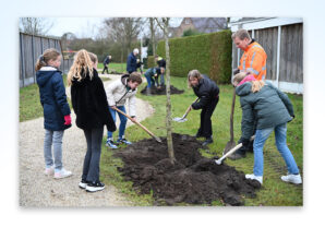 Leerlingen vergroenen de Zuudplas in Noord Deurningen