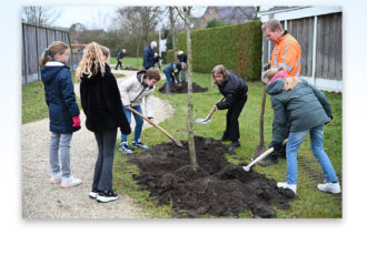 Leerlingen vergroenen de Zuudplas in Noord Deurningen