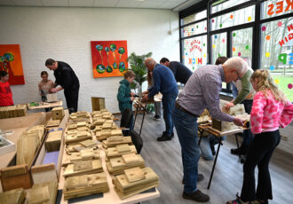 Basisschoolleerlingen ’n Esch leren over nestkastjes