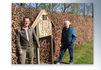 Insectenhotel en bankje voor Hervormde Begraafplaats